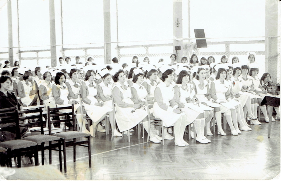 Czepkowanie – Sala Gimnastyczna w Liceum Medycznym Pielęgniarstwa Olsztyn ul Mariańska, kl. II A,B,C – rok 1977
