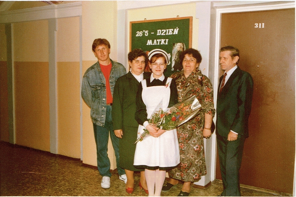 Lidia Żubertowska z rodzicami oraz ciocią pielęgniarką – Liceum Medyczne Pielęgniarstwa Olsztyn 1991 rok